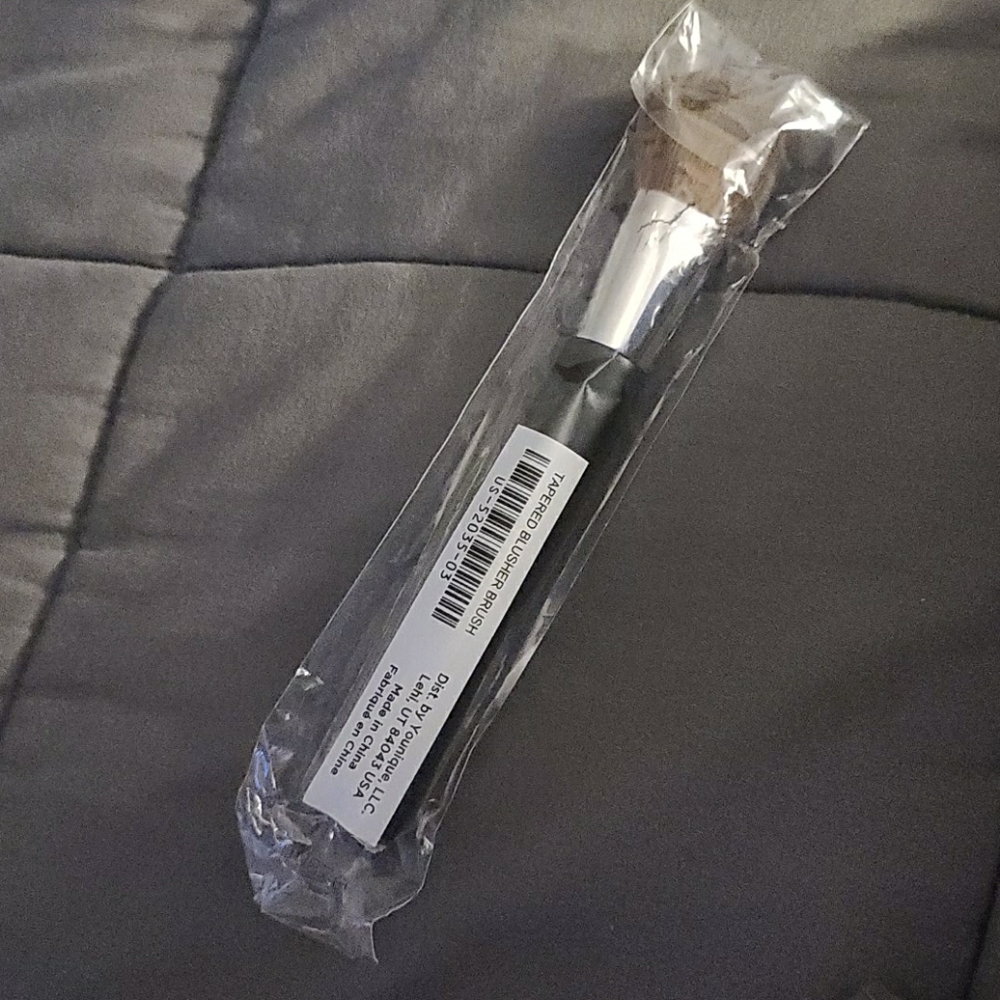 YOUNIQUE tapered blusher brush